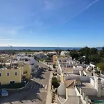 Hilltop אלבור